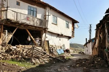 Tokat'ta deprem nedeniyle evi ağır hasar görenler konteynere yerleşiyor