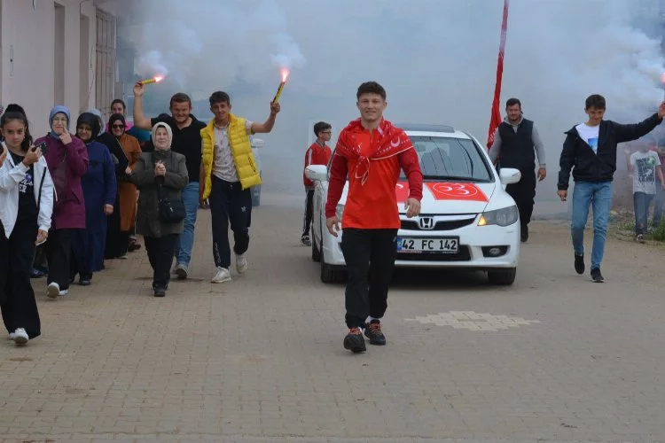 Türkiye şampiyonu güreşçi törenle karşılandı