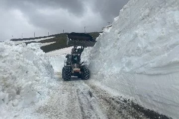 Yüksekova'da mayıs ayında karla mücadele çalışması devam ediyor
